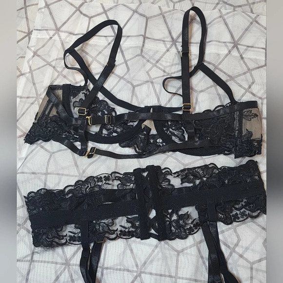 Colette & Sebastian Luxury Intimate Set - Picture 6 of 8